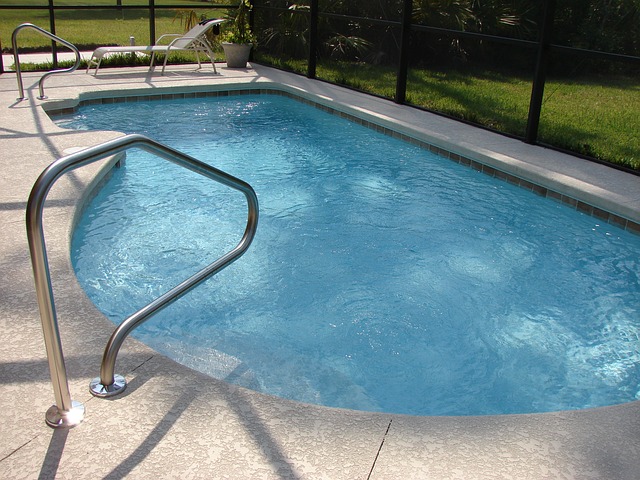 swimming-pool-317449_640