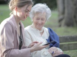 Как выбрать мобильный телефон для пожилого человека